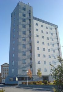 Den tidligere Qvadeejede silo på Havnegade i Sakskøbing blev i 2001 transformeret til en 10-etagers beboelsesejendom.